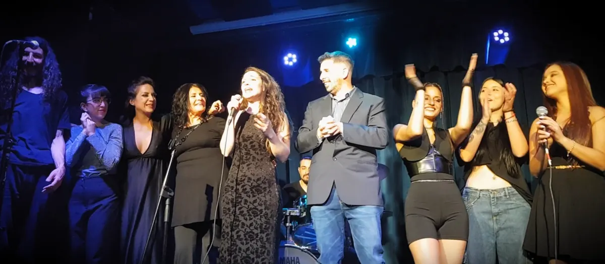 Momento de show en vivo con alumnos cantando